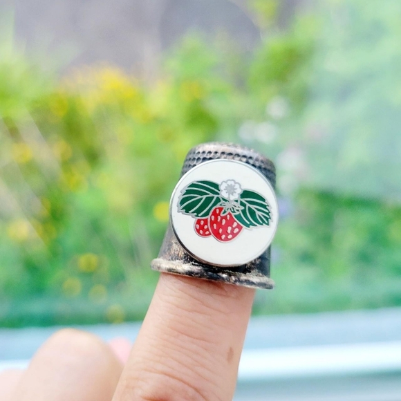 Vintage Strawberry Flower Thimble - Picture 3 of 8